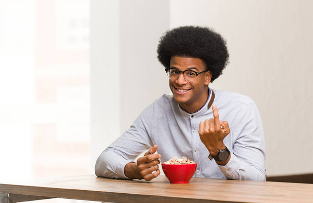 Genç siyahi adam kahvaltıya geliyor. - Fotoğraf, Görsel