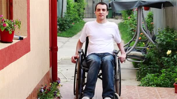 młody człowiek na wózku inwalidzkim - Materiał filmowy, wideo