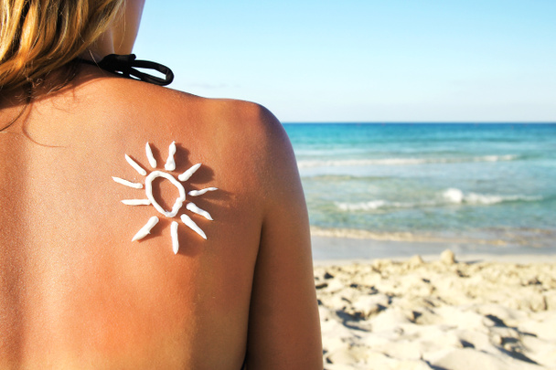 chica feliz con el sol en su espalda por el mar en la naturaleza - Foto, Imagen