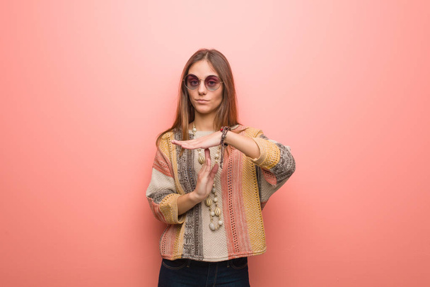 junge Hippie-Frau auf rosa Hintergrund macht eine Auszeit - Foto, Bild