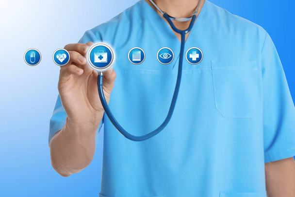 Médico com estetoscópio e ícones informativos sobre fundo de cor, close-up. Serviço médico
 - Foto, Imagem