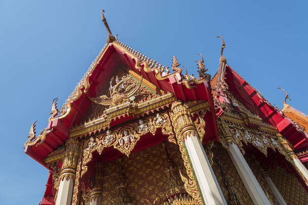 Temple thaïlandais avec ciel bleu
 - Photo, image