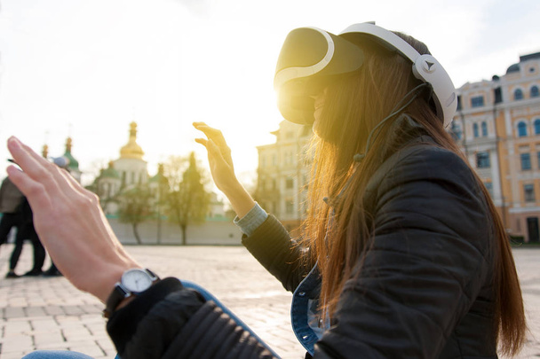 Gyönyörű fiatal barna visel virtuális valóság headset egy u - Fotó, kép