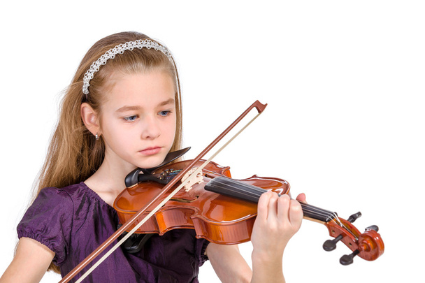 jong meisje beoefenen de viool. op witte achtergrond - Foto, afbeelding