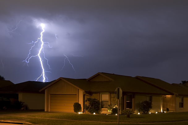 Blitzeinschlag in der Nacht - Foto, Bild
