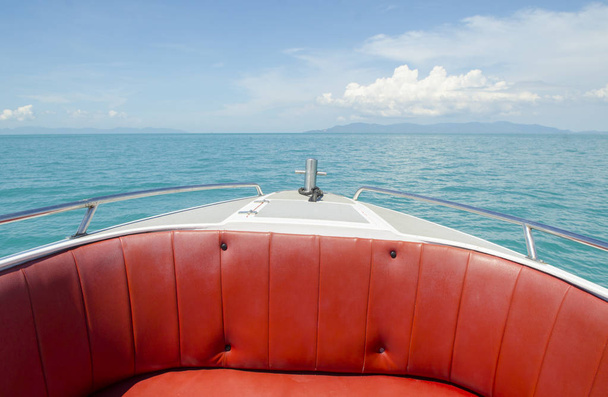 barco de paisaje marino en alta mar claro día soleado - Foto, Imagen
