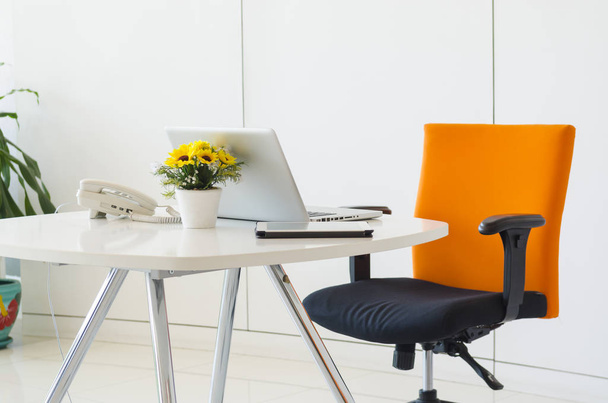 Espaço de trabalho criativo moderno com computador e cadeira laranja. O escritório de um trabalhador criativo
. - Foto, Imagem