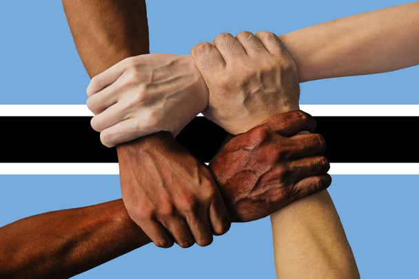 Botswana zászlaja, a fiatalok multikulturális csoportjának összekapcsolása - Fotó, kép
