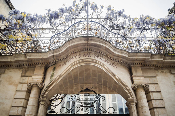 Вхід до будівлі муніципального архіву Бордо - Фото, зображення