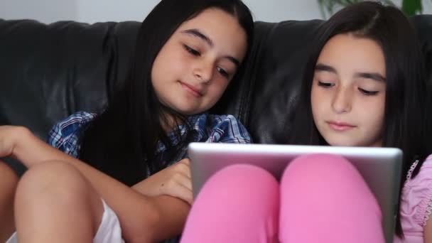 タブレット コンピューターを使用して 2 つの幸せな 10 代の少女 - 映像、動画