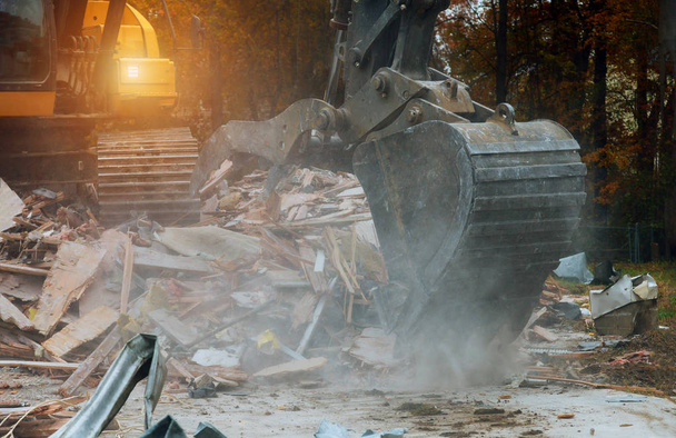 Koparka demontuje broken house po tragedii - Zdjęcie, obraz