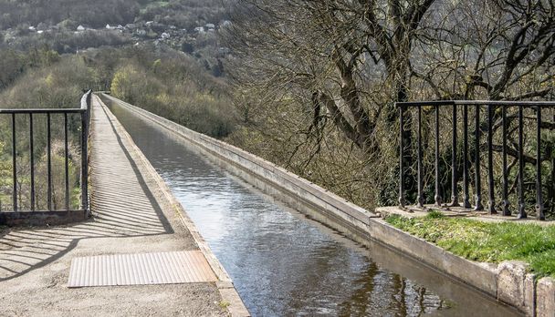 Näkymä kapean Pontcysyllte Aqueductin yli, joka kuljettaa Llangollenin kanavaa Dee-joen yli Llangollenin laaksossa Koillis-Walesissa
. - Valokuva, kuva