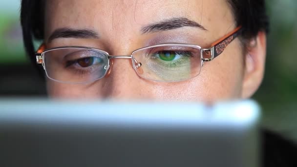 Jovem mulher trabalhando em um computador tablet
 - Filmagem, Vídeo