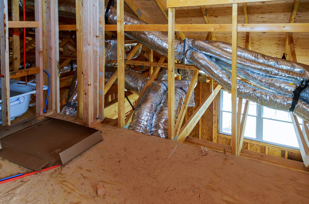 Sistema de instalación de aire acondicionado de ventilación en la construcción de una casa marco
 - Foto, imagen