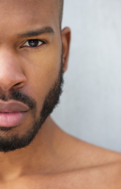 halve gezicht portret van een knappe jonge african american man - Foto, afbeelding