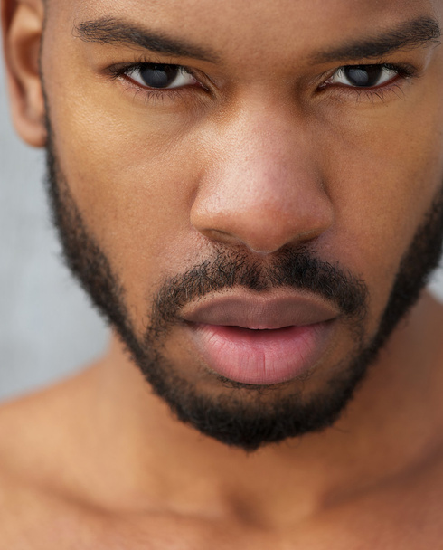 アフリカ系アメリカ人男性モデルの肖像画を閉じる - 写真・画像