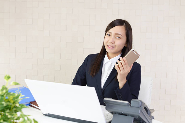 Asian Business kobieta trzyma inteligentny telefon - Zdjęcie, obraz