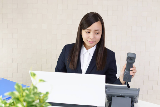 Business woman with a phone - Foto, imagen