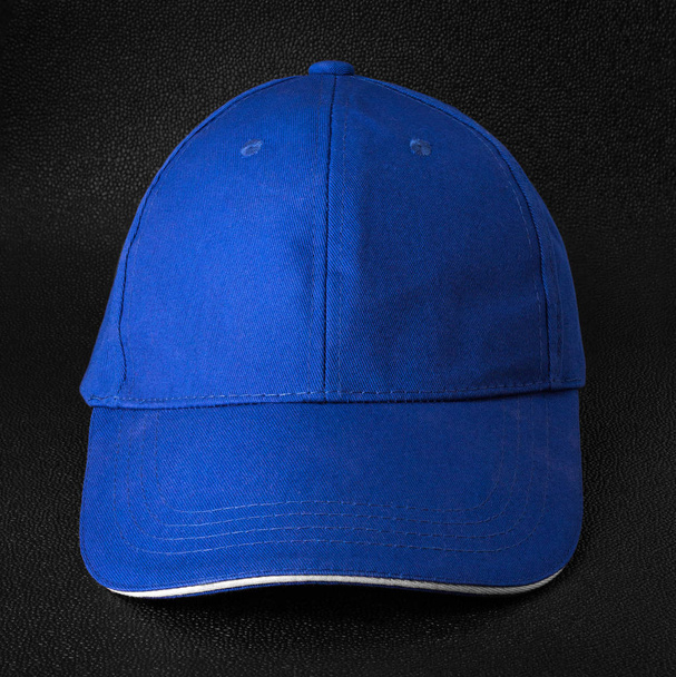 Berretto blu sfondo scuro. Modello di berretto da baseball in vista frontale
. - Foto, immagini