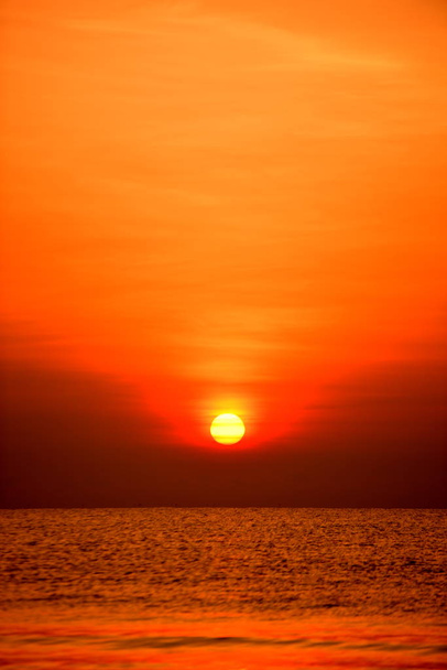 Rising Sun View en strand. Mooie gouden gele hemel en zon  - Foto, afbeelding