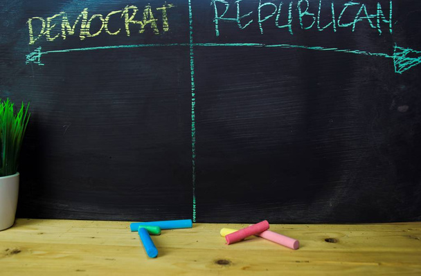 黒板にカラーチョークのコンセプトで書かれた民主党または共和党 - 写真・画像