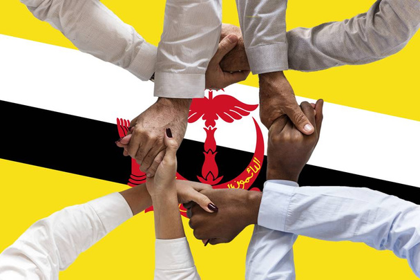 Flagge Bruneis, Integration einer multikulturellen Gruppe junger Menschen - Foto, Bild