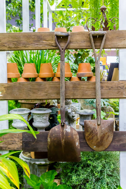 Espacio de trabajo y estante con herramientas de jardín
. - Foto, Imagen