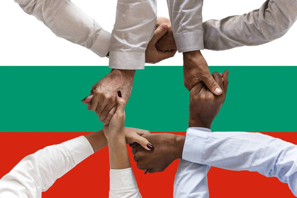 Flagge Bulgariens, Integration einer multikulturellen Gruppe junger Menschen - Foto, Bild