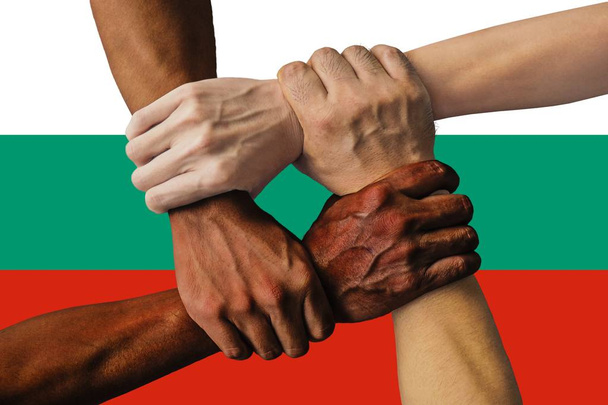 Flagge Bulgariens, Integration einer multikulturellen Gruppe junger Menschen - Foto, Bild