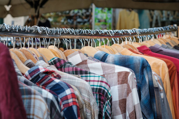 loja de moda em segunda mão, close-up de camisas penduradas em pendurar
 - Foto, Imagem