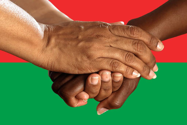 Σημαία της Μπουρκίνα Φάσο, διασύνδεση μιας πολυπολιτισμικής ομάδας νεαρών ανθρώπων - Φωτογραφία, εικόνα