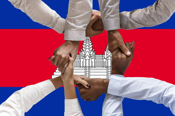 Flagge Kambodschas, Integration einer multikulturellen Gruppe junger Menschen - Foto, Bild