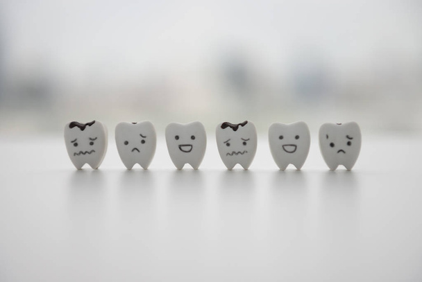 Modelo de dente cariado e bons dentes para cuidados de saúde dentária
 - Foto, Imagem