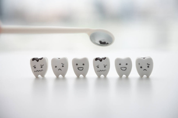 Σάπιο μοντέλο δοντιών και καλά δόντια για το εργαλείο οδοντίατρου καθρέφτη για d - Φωτογραφία, εικόνα