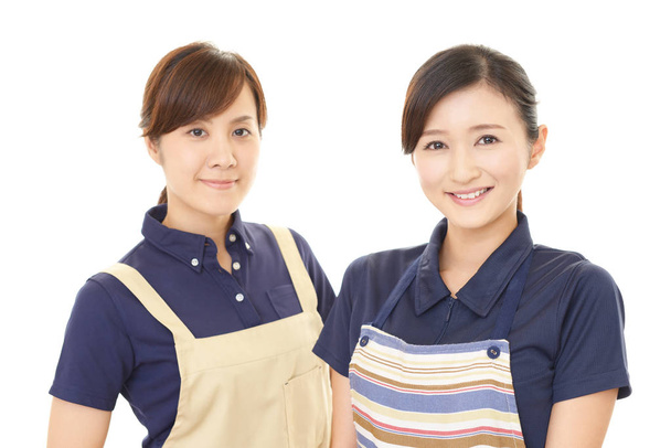 Sorrindo mulheres asiáticas no avental
 - Foto, Imagem
