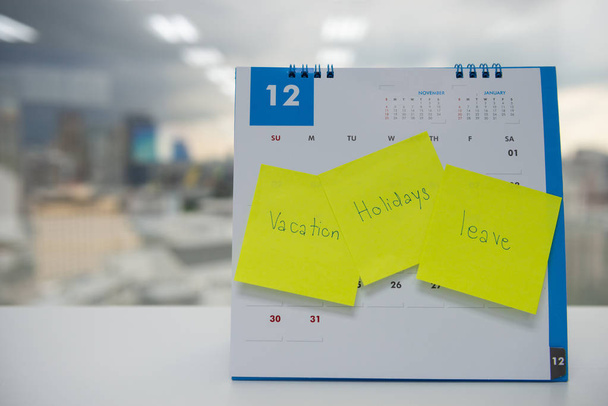 Dovolená, dovolená a dovolená na papírové poznámce v kalendáři  - Fotografie, Obrázek