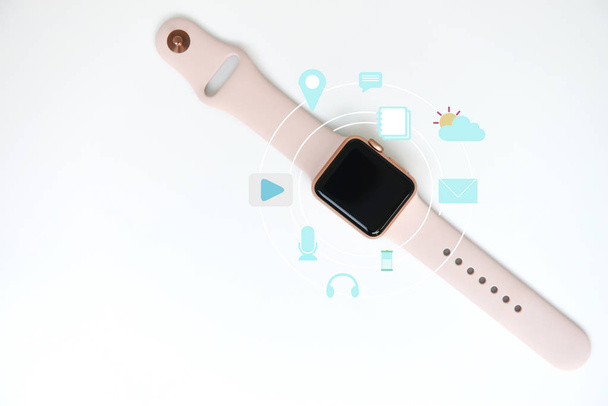 Ροζ γυναίκα έξυπνο ρολόι με το εικονίδιο μέσα στο λευκό για το ρολόι Te - Φωτογραφία, εικόνα