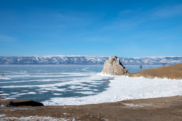Krajina hory se zamrzlým jezerem Bajkal v Rusku - Fotografie, Obrázek