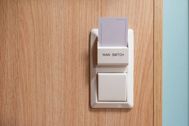 Tarjeta llave del hotel en el interruptor principal para habilitar el circuito eléctrico
 - Foto, Imagen