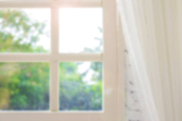 defokussierte Fensterhintergrund mit weißen Vorhängen in der Morgenzeit. - Foto, Bild