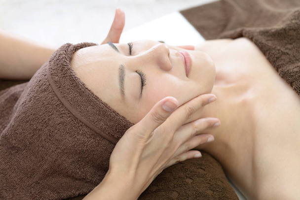 Mujer recibiendo masaje facial en el salón de spa
  - Foto, Imagen