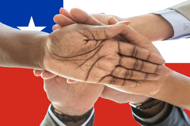 Bandeira do Chile, integração de um grupo multicultural de jovens
 - Foto, Imagem
