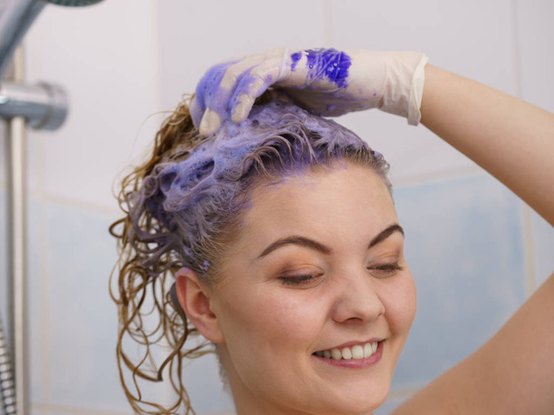 Женщина намазывает шампунь тонером на волосы
 - Фото, изображение