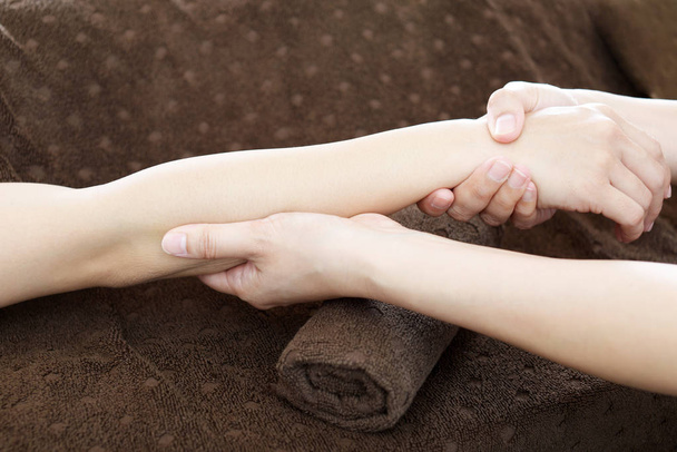 Жінка отримує масаж тіла в СПА салоні
 - Фото, зображення
