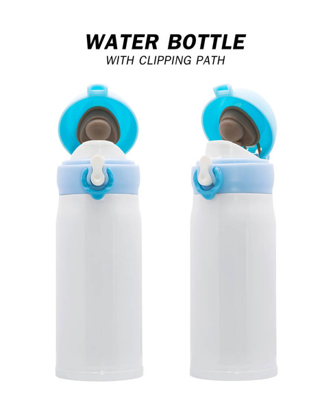Μπουκάλι χάλυβα νερού με μπλε καπάκι απομονώνεται σε λευκό φόντο. Μονωμένη φιάλη δοχείου νερού. (Διαδρομή αποκοπής ) - Φωτογραφία, εικόνα