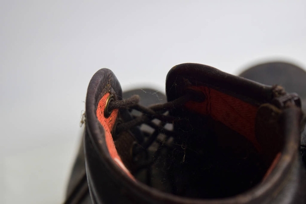 Uzavření hnědých starých bot izolovaných na bílém pozadí - Fotografie, Obrázek