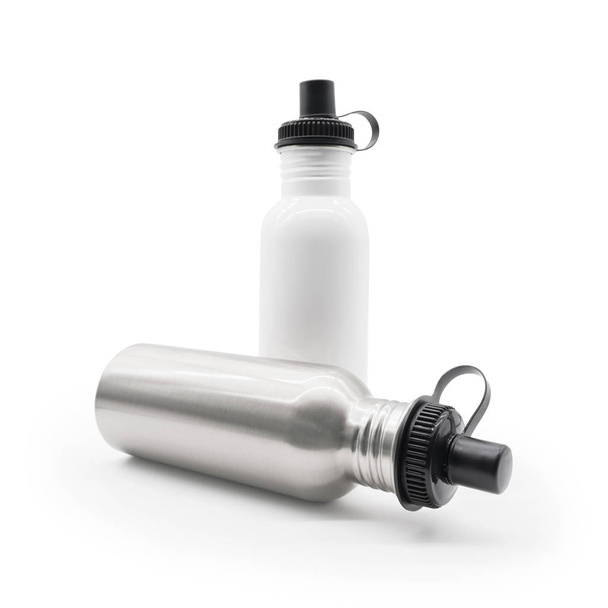 Ανοξείδωτο μπουκάλι σε λευκό φόντο. Κενή φιάλη αλουμινίου και καπάκι για το σχέδιό σας. - Φωτογραφία, εικόνα