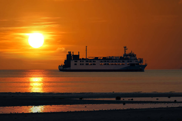 Deniz bölüm gün batımında yelken feribot  - Fotoğraf, Görsel