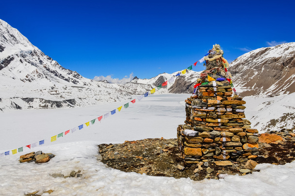 Himalaya gebergte bevroren meer en steen stop - Foto, afbeelding