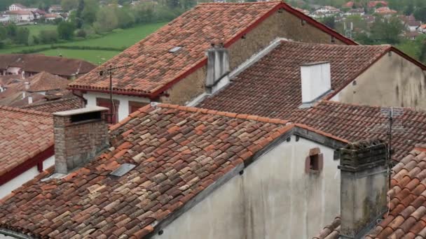 Bask eyaletinde Saint-Jean-Pied-de-Port köyünün çatıları, Fransa  - Video, Çekim